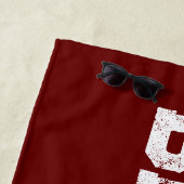 Grosser Name in Weiß auf dunklem Rd Maroon Beach H Strandtuch (Beispiel)