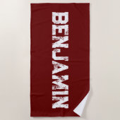 Grosser Name in Weiß auf dunklem Rd Maroon Beach H Strandtuch (Vorderseite)