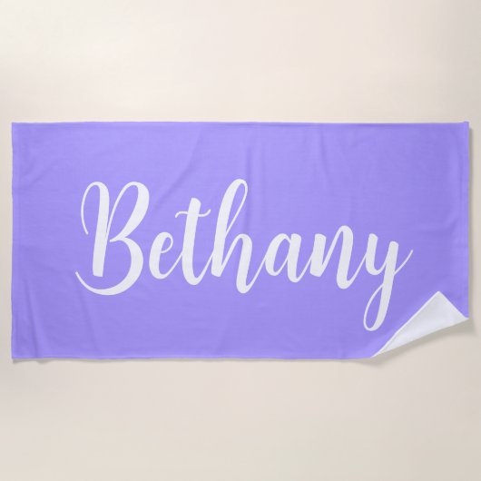 Großer Name in Weiß auf Lavendel Strandtuch (Vorderseite)