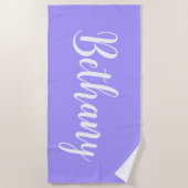 Großer Name in Weiß auf Lavendel Strandtuch (Vorderseite)