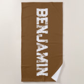Großer Name in Weiß auf Rich Mocha Deep Brown Strandtuch (Vorderseite)