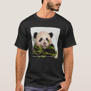 Großer Panda, der an der Wand sich lehnt T-Shirt
