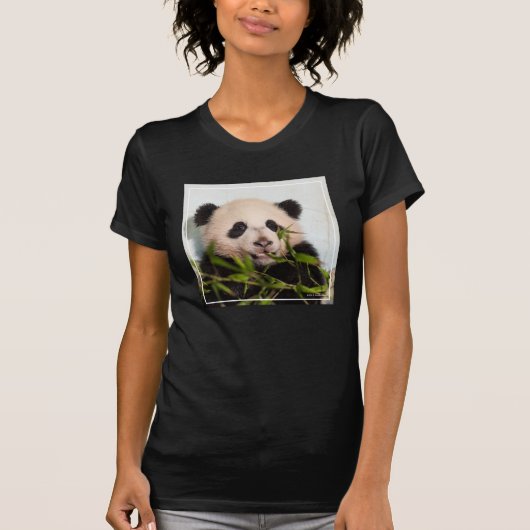 Großer Panda, der an der Wand sich lehnt T-Shirt (Vorderseite)