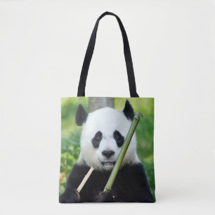 Großer Panda, der Bambus hält Tasche