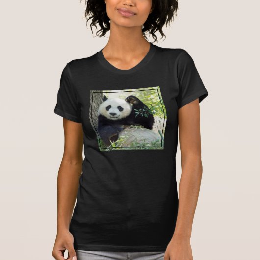 Großer Panda, der gegen Baum stillsteht T-Shirt (Vorderseite)