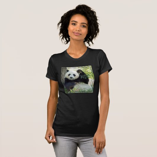 Großer Panda, der gegen Baum stillsteht T-Shirt (Vorne ganz)