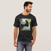 Großer Panda, der gegen Baum stillsteht T-Shirt (Vorne ganz)