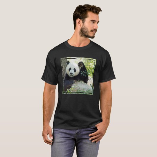 Großer Panda, der gegen Baum stillsteht T-Shirt (Vorne ganz)