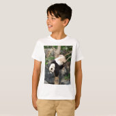 Großer Panda, der unten Baum klettert T-Shirt (Vorne ganz)