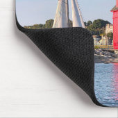 Großer roter Leuchtturm mit Segelboot Mousepad (Ecke)