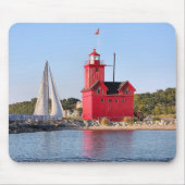 Großer roter Leuchtturm mit Segelboot Mousepad (Vorne)