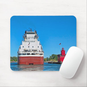 Großer roter Leuchtturm und ein Frachtschiff Mousepad