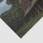 Großer roter Stall in mehreren Stockwerken unter s Seidenpapier (Ausschnitt)