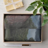 Großer roter Stall in mehreren Stockwerken unter s Seidenpapier (Geschenk)