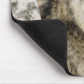 Großer schöner grauer Wolf im wilden Mousepad (Ecke)