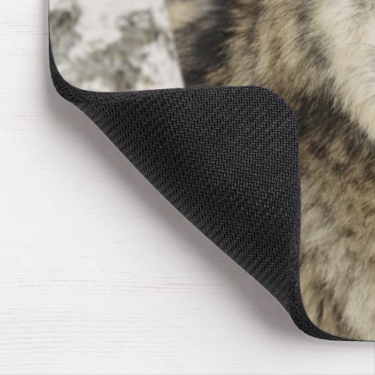 Großer schöner grauer Wolf im wilden Mousepad (Ecke)