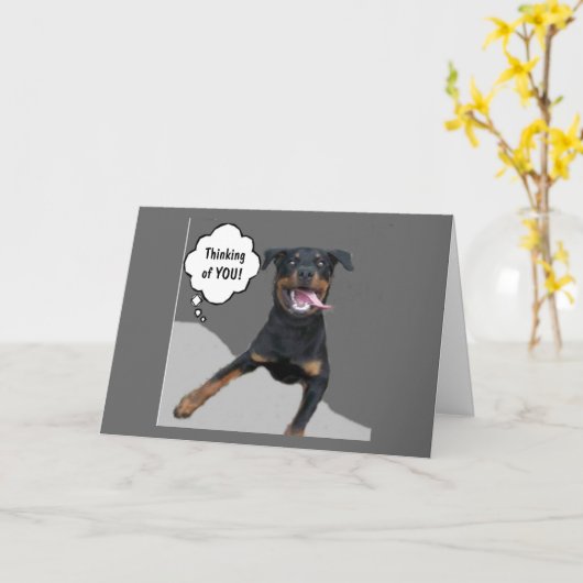 GROSSER SCHWARZER HUND MIT GROSSER SPRACHE DENKT A KARTE (Gelbe Blume)