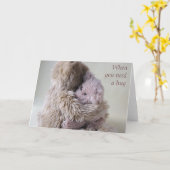 großer Teddy-Bär hält kleine Bärenkarte Karte (Gelbe Blume)