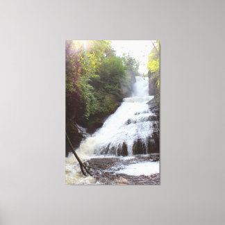 Großer Wasserfall mit Sonnenlichtkanälen Print Leinwanddruck