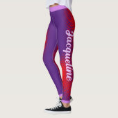 Großer weißer Skripttext auf LILA Leggings (Links)