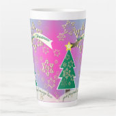 Größere Snowy Lila Weihnachtsbaumszene Latte Tasse (Vorderseite)