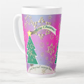 Größere Snowy Lila Weihnachtsbaumszene Latte Tasse (Linke Ecke)