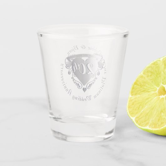 Größeres 10.20.25. Geburtsherz der Hochzeit Schnapsglas (Rückseite)