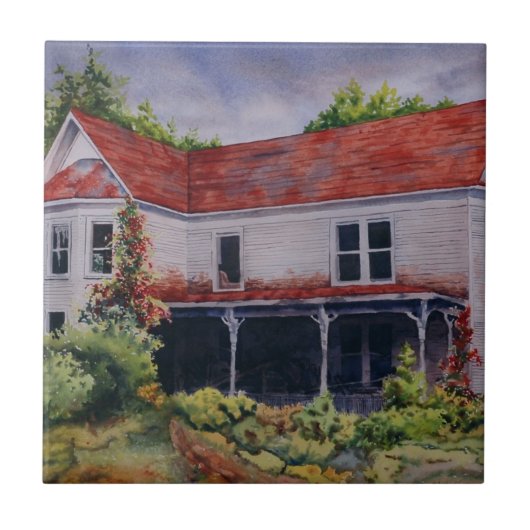 Grosses altes, verlassenes weißes Haus mit Weinber Fliese (Vorderseite)