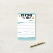 Großes Ansehen des Post-it Klebezettel (Auf Schreibtisch)