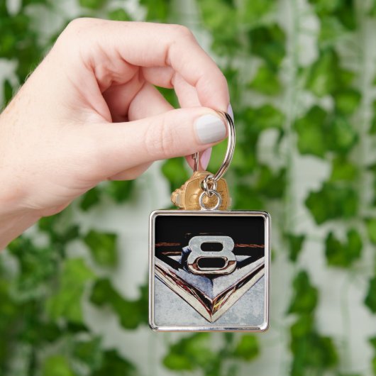 Großes Block-Emblem SchmutzV8 Schlüsselanhänger (Hand)