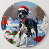 Großes Dane läuft im Schnee mit Weihnachtshut Button (Vorderseite)