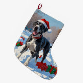 Großes Dane läuft im Schnee mit Weihnachtshut Großer Weihnachtsstrumpf (Vorderansicht (hängend))