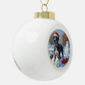 Großes Dane läuft im Schnee mit Weihnachtshut Keramik Kugel-Ornament (Links)