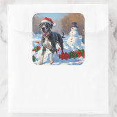 Großes Dane läuft im Schnee mit Weihnachtshut Quadratischer Aufkleber (Tasche)