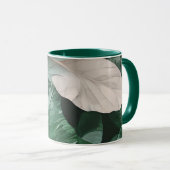 Grosses dunkles Blattmuster Tasse (VorderseiteRechts)