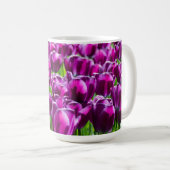 Grosses Feld lila Tulpen Kaffeetasse (VorderseiteRechts)