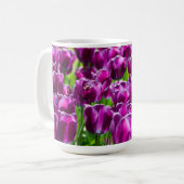 Grosses Feld lila Tulpen Kaffeetasse (Vorderseite Links)