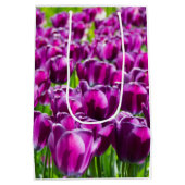 Grosses Feld lila Tulpen Mittlere Geschenktüte (Rückseite)