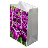 Grosses Feld lila Tulpen Mittlere Geschenktüte (Rückseite Schrägansicht)