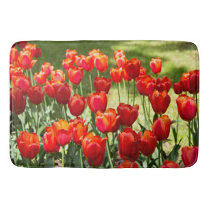 Grosses Feld roter Tulpen Badematte