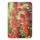 Grosses Feld roter Tulpen Badematte (Vorderseite Vertikal)