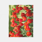 Grosses Feld roter Tulpen Fleecedecke (Vorderseite)