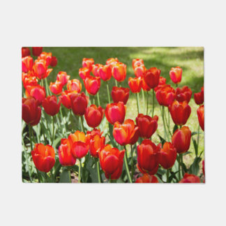 Grosses Feld roter Tulpen Fußmatte