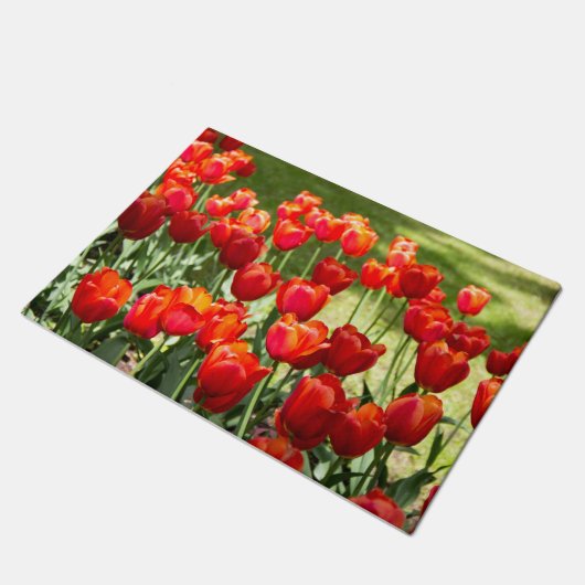 Grosses Feld roter Tulpen Fußmatte (Schrägansicht)