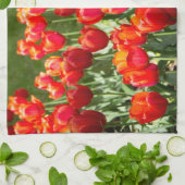 Grosses Feld roter Tulpen Geschirrtuch (Gefaltet)