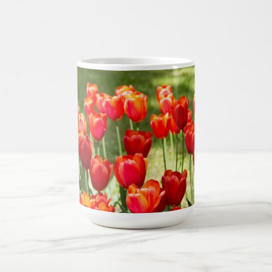 Grosses Feld roter Tulpen Kaffeetasse (Mittel)