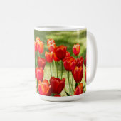 Grosses Feld roter Tulpen Kaffeetasse (VorderseiteRechts)