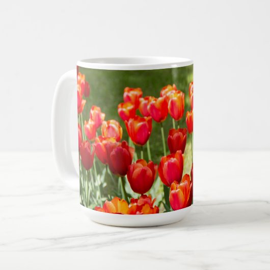 Grosses Feld roter Tulpen Kaffeetasse (Vorderseite Links)