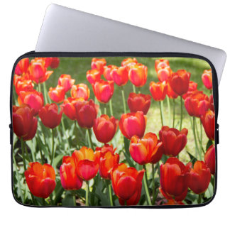 Grosses Feld roter Tulpen Laptopschutzhülle
