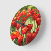Grosses Feld roter Tulpen Runde Wanduhr (Winkel)
